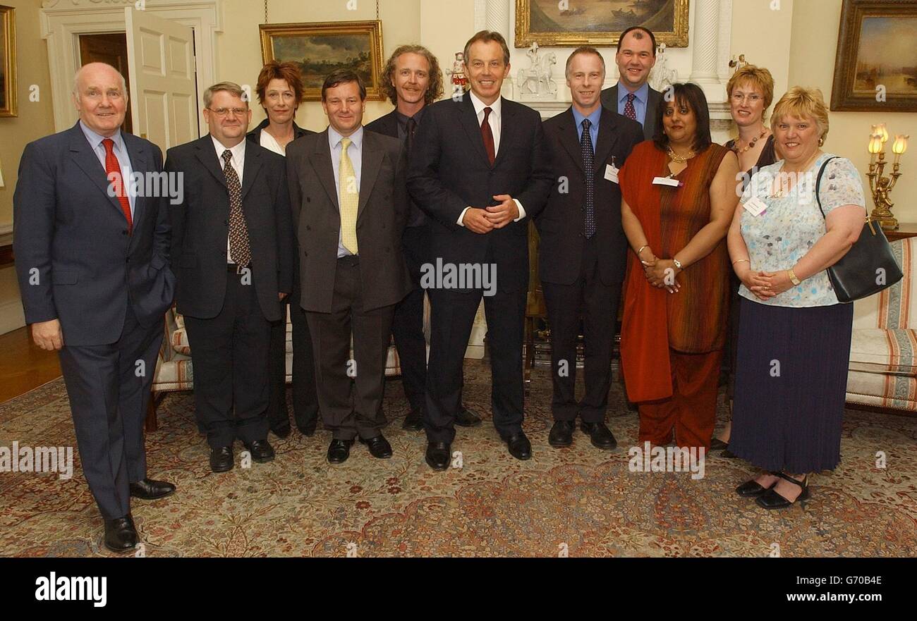 Primo Ministro Tony Blair (centro) con (da sinistra) Segretario della Salute John Reid, Chris Davis da Scratch, Kath Acres da New Start Publishing Ltd, Reverendo Andrew Mawson da Community Action Network, Paul Monks da Core Arts, PC Phil Poxon da Neighbourhood Relations Team, Colin Crooks da Green Works, Inderjit Sahota da Foleshill Womens Training, Sarah Shepherd da Fair Trade e Katherine Lumb da Dean Street Resident's Association ad un ricevimento per imprenditori a Downing Street, Londra Foto Stock