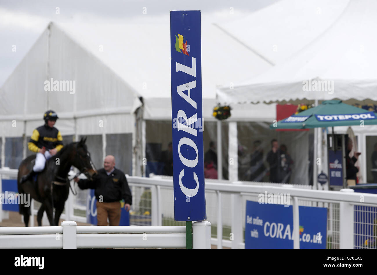 Corse ippiche - Coral Scottish Grand National - Day One - Ayr Racecourse. Segnaletica corallina intorno all'ippodromo di Ayr. Foto Stock