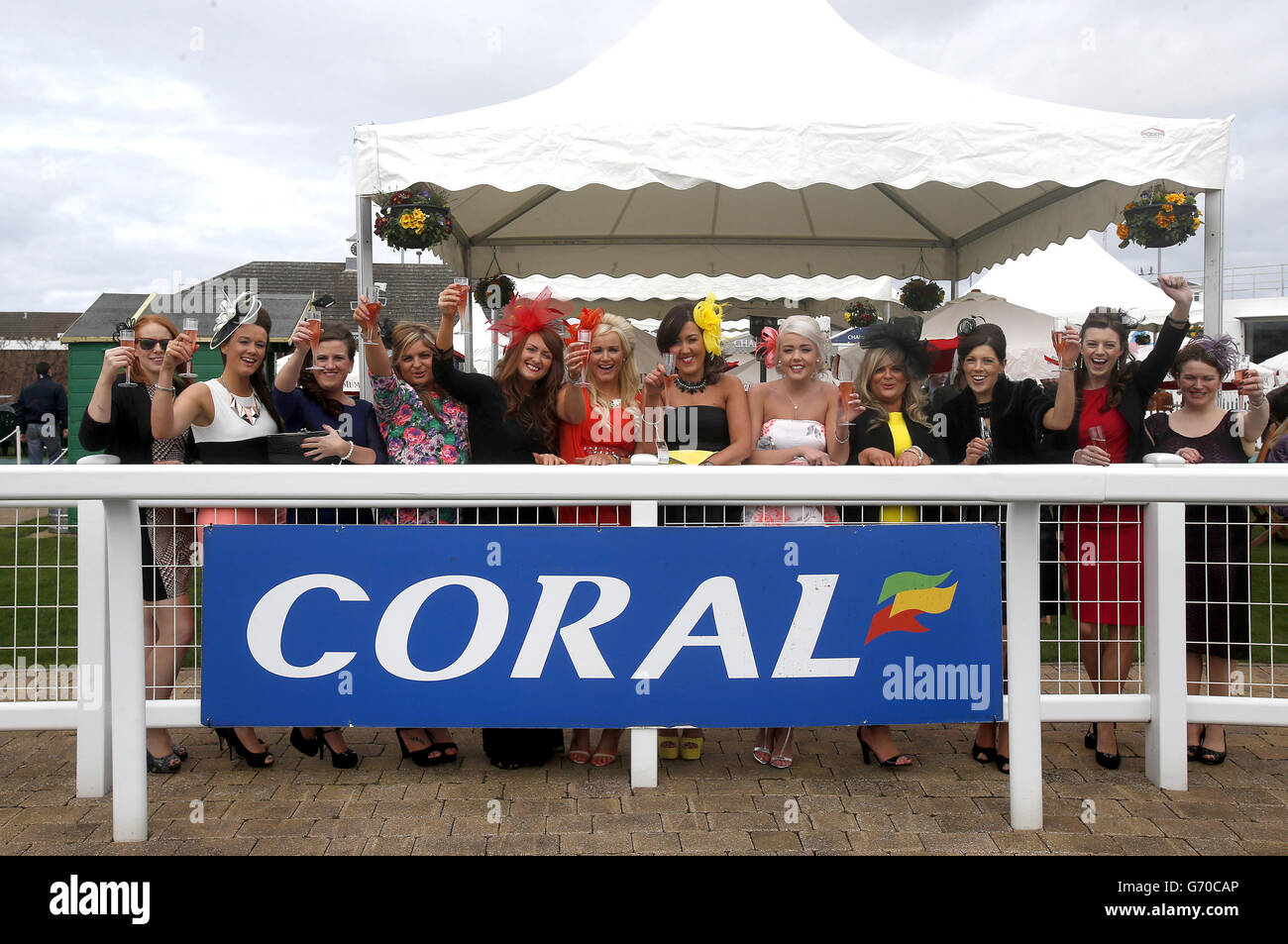 Corse ippiche - Coral Scottish Grand National - Day One - Ayr Racecourse. Racegoers dal ring della parata all'Ippodromo di Ayr. Foto Stock