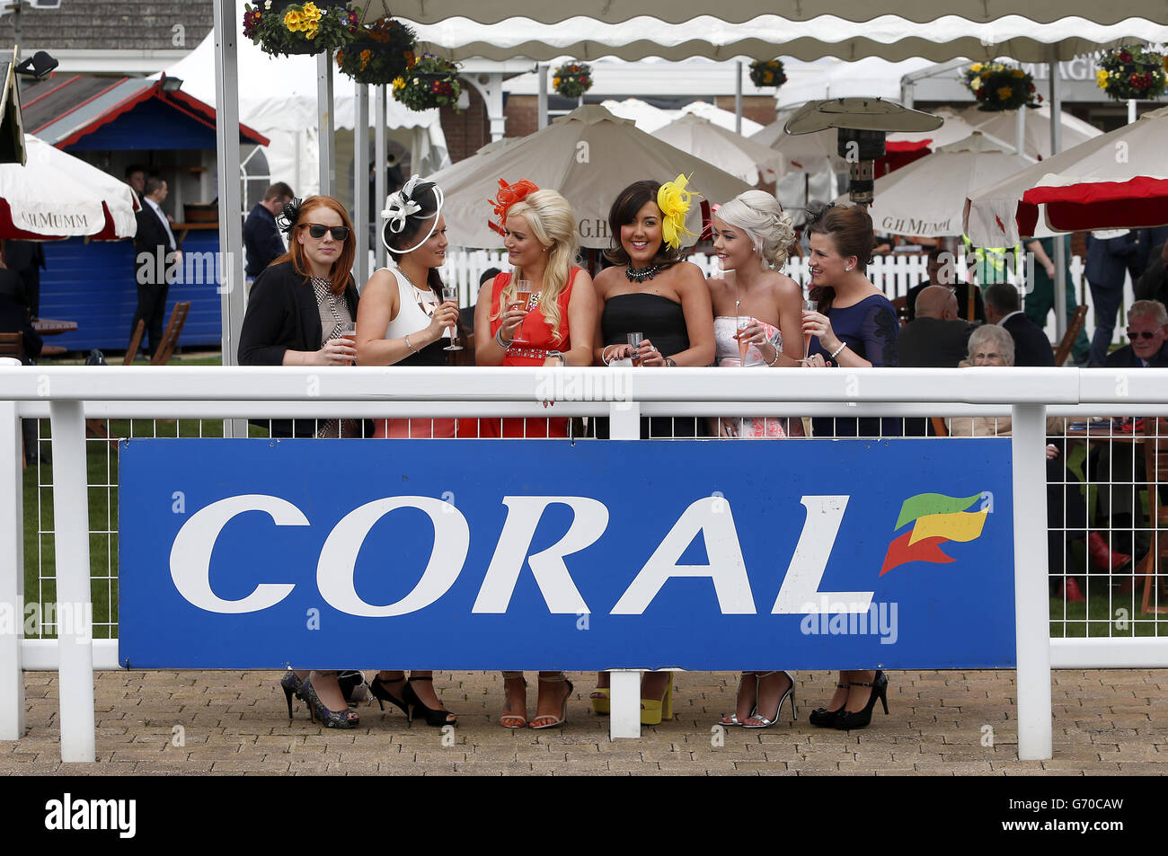 Corse ippiche - Coral Scottish Grand National - Day One - Ayr Racecourse. Racegoers dal ring della parata all'Ippodromo di Ayr. Foto Stock