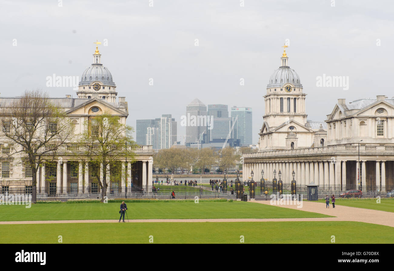 Vista generale dell'Old Royal Naval College a Greenwich, a est di Londra, e Canary Wharf (sfondo). PREMERE ASSOCIAZIONE foto. Data immagine: Sabato 12 aprile 2014. Il credito fotografico dovrebbe essere: Dominic Lipinski/PA Wire Foto Stock