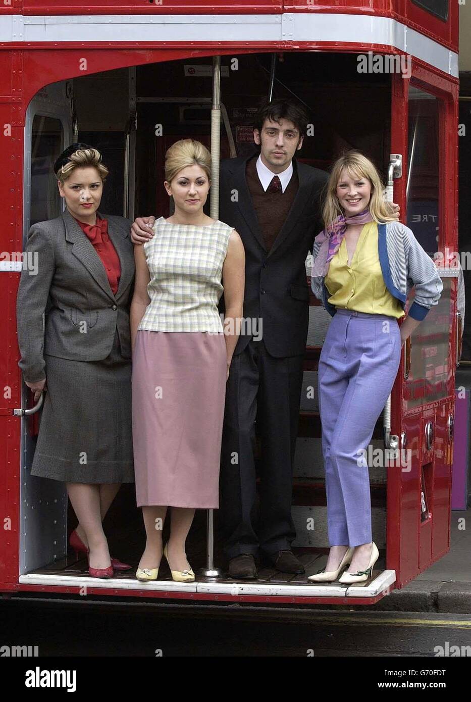 (Da sinistra a destra) gli attori Rachel Leskovac, Sarah Churm, Ralf Little e Joanna Page posano per i fotografi durante una fotocall per lanciare la prossima produzione di Keith Wathouse e la commedia classica di Willis Hall, Billy Liar, al Duke of York's Theatre nel centro di Londra. Foto Stock