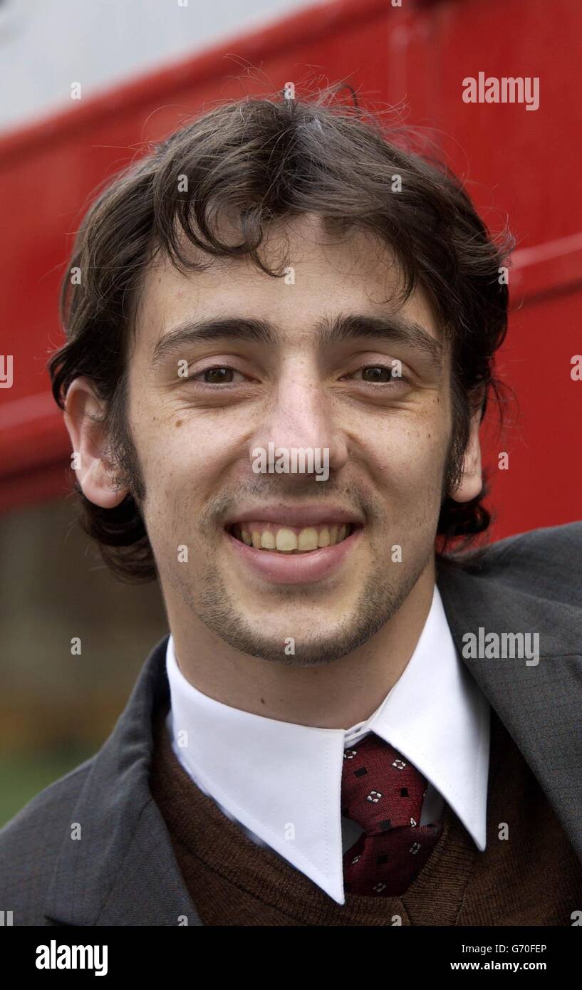 L'attore Ralf Little pone ai fotografi durante una fotocellula per lanciare la prossima produzione della commedia classica di Keith Wathouse e Willis Hall 'Billy Liar', in cui è protagonista, al Duke of York's Theatre nel centro di Londra. Foto Stock