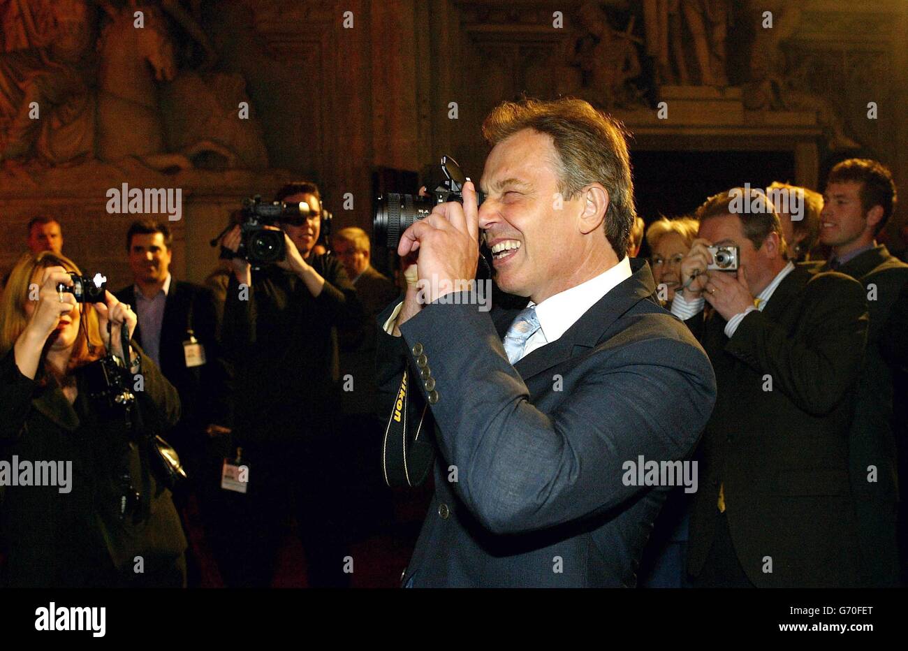 Il primo ministro britannico Tony Blair fotografa i vincitori dei premi Picture Editors alla Guildhall nel centro di Londra. I Picture Editors' Awards, ora al loro 11° anno, riconoscono e premiano il meglio del giornalismo fotografico in tutto il Regno Unito e in Irlanda. Foto Stock