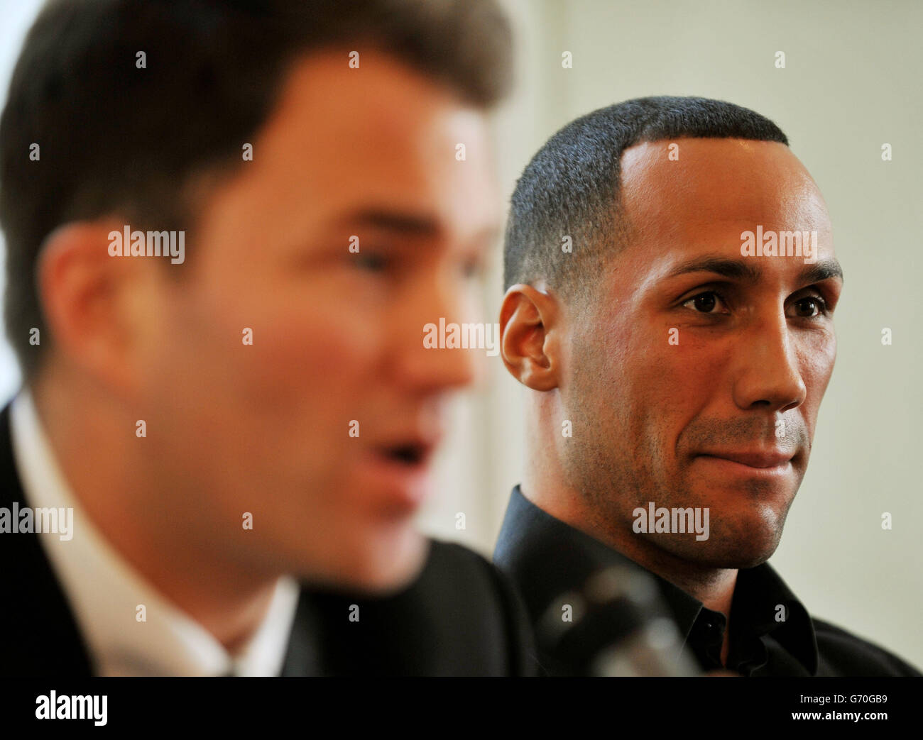 Eddie Hearn of Matchroom Boxing (a sinistra) con la nuova firma di James DeGale durante una fotocellula alla Trinity House di Londra, DeGale sarà presente nella versione undercard del WBA di Carl Froch e della rimessa del titolo IBF World Super Middleweight con George Groves al Wembley Stadium il 31 maggio. PREMERE ASSOCIAZIONE foto. Data immagine: Giovedì 10 aprile 2014. Vedi storia di PA BOXING DeGale. Il credito fotografico dovrebbe essere: Nick Ansell/PA Wire Foto Stock