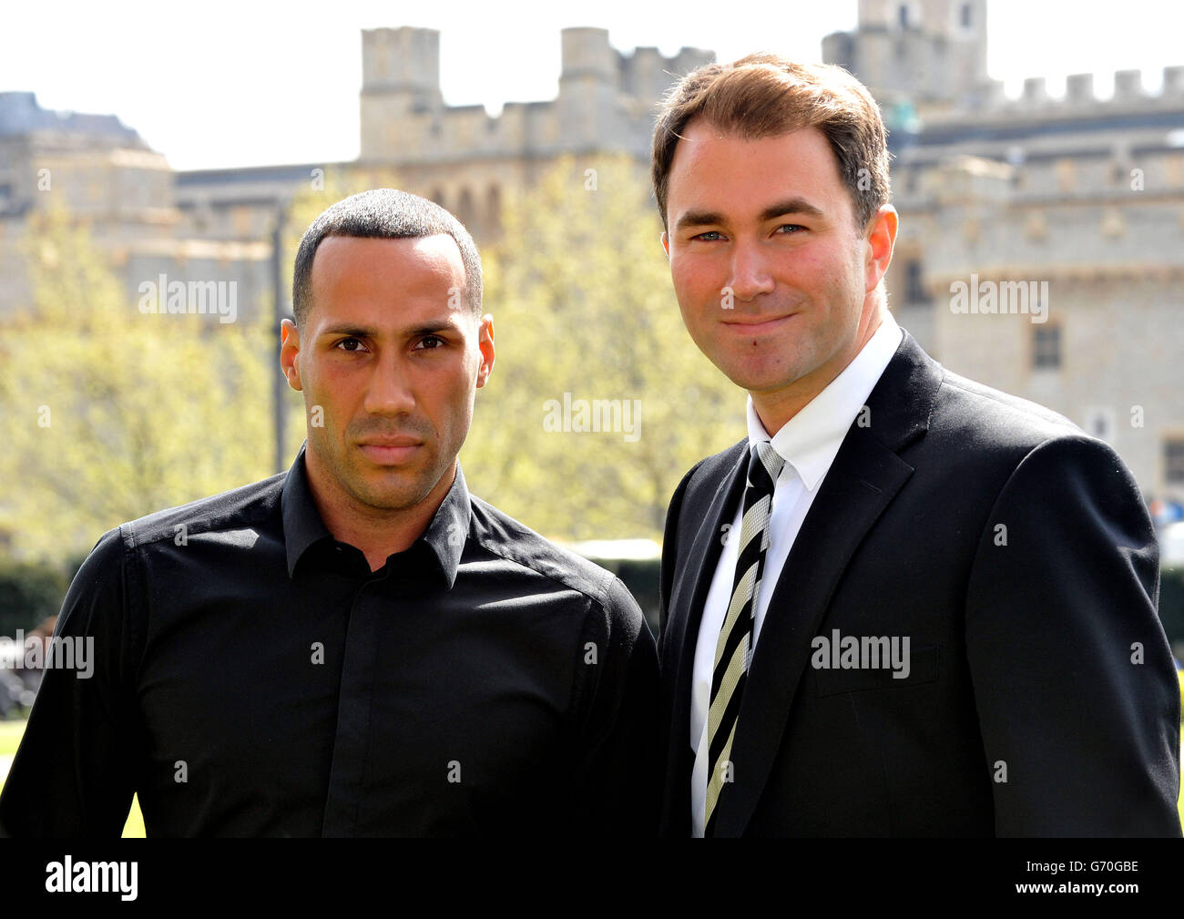 Eddie Hearn of Matchroom Boxing (a destra) con la nuova firma di James DeGale durante una fotocall alla Trinity House di Londra, DeGale si infila nella scheda sottostante del rematch di titoli Carl Froch's WBA e IBF World Super Middleweight con George Grooves al Wembley Stadium il 31 maggio. Foto Stock
