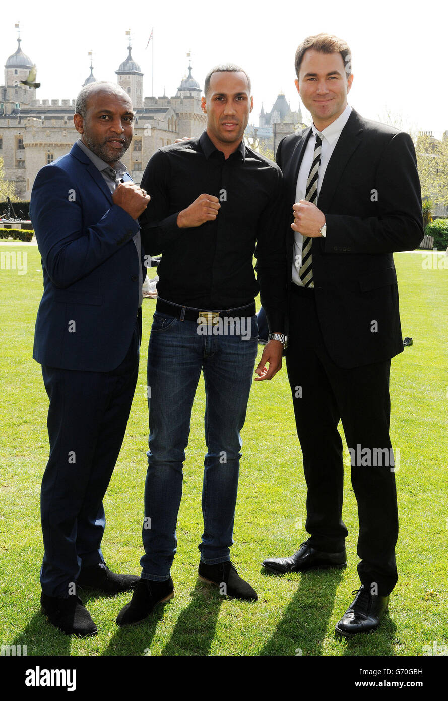 Eddie Hearn di Matchroom Boxing (a destra) con la nuova firma James DeGale e Ambrose Mendy, business manager di DeGale durante una fotocellula alla Trinity House di Londra. DeGale sarà presente sulla carta di credito del WBA di Carl Froch e dell'IBF World Super Middleweight il 31 maggio con George Groves al Wembley Stadium. Foto Stock