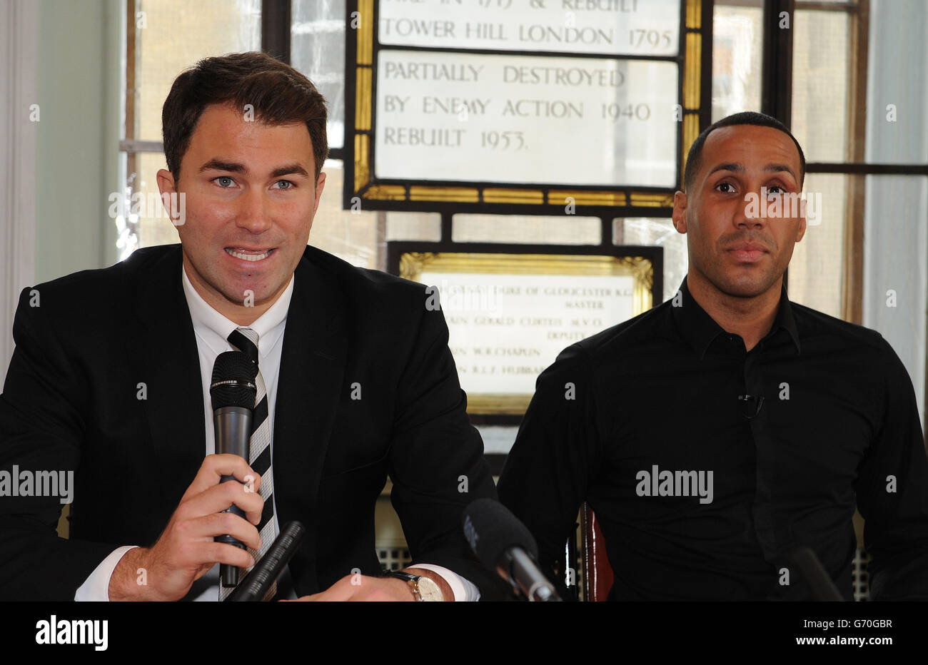 Eddie Hearn of Matchroom Boxing (a sinistra) con la nuova firma di James DeGale durante una fotocellula alla Trinity House di Londra, DeGale sarà presente nella versione undercard del WBA di Carl Froch e della rimessa del titolo IBF World Super Middleweight con George Groves al Wembley Stadium il 31 maggio. Foto Stock