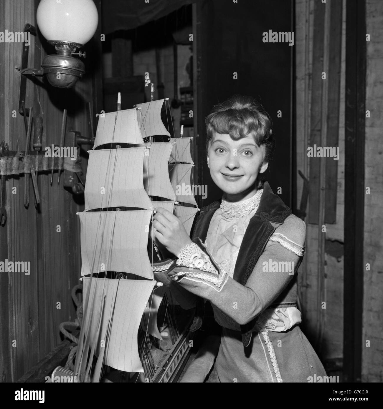 Perlita Neilson con un modello di windjammer durante le prove della "Heartbreak House" di Shaw, che sarà presentato domani al Wyndham's Theatre di Londra. Il gioco è stato presentato per la prima volta nel 1921. Foto Stock
