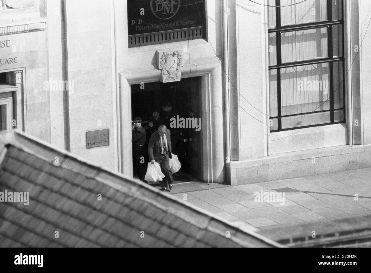 Le borse contenenti cibo stanno per essere trasportate nell'Ufficio popolare Libico a St James's Square, Londra, teatro di un assedio di tre giorni dopo la morte di WPC Yvonne Fletcher. Foto Stock