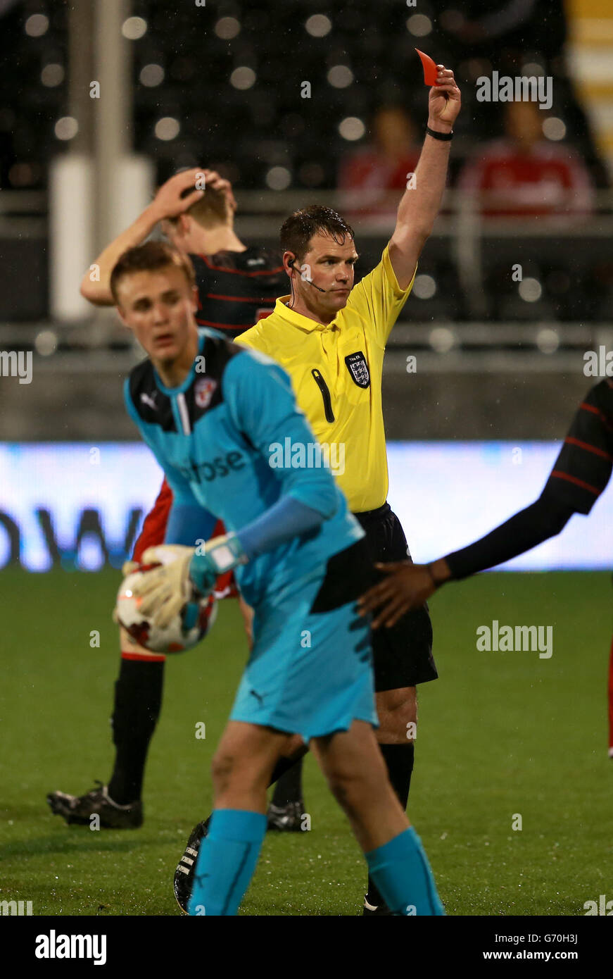 Calcio - fa Youth Cup - Semifinale - seconda gamba - Fulham v Reading - Craven Cottage. L'arbitro della partita James Linington invia il Dominic Hyam di Reading Foto Stock