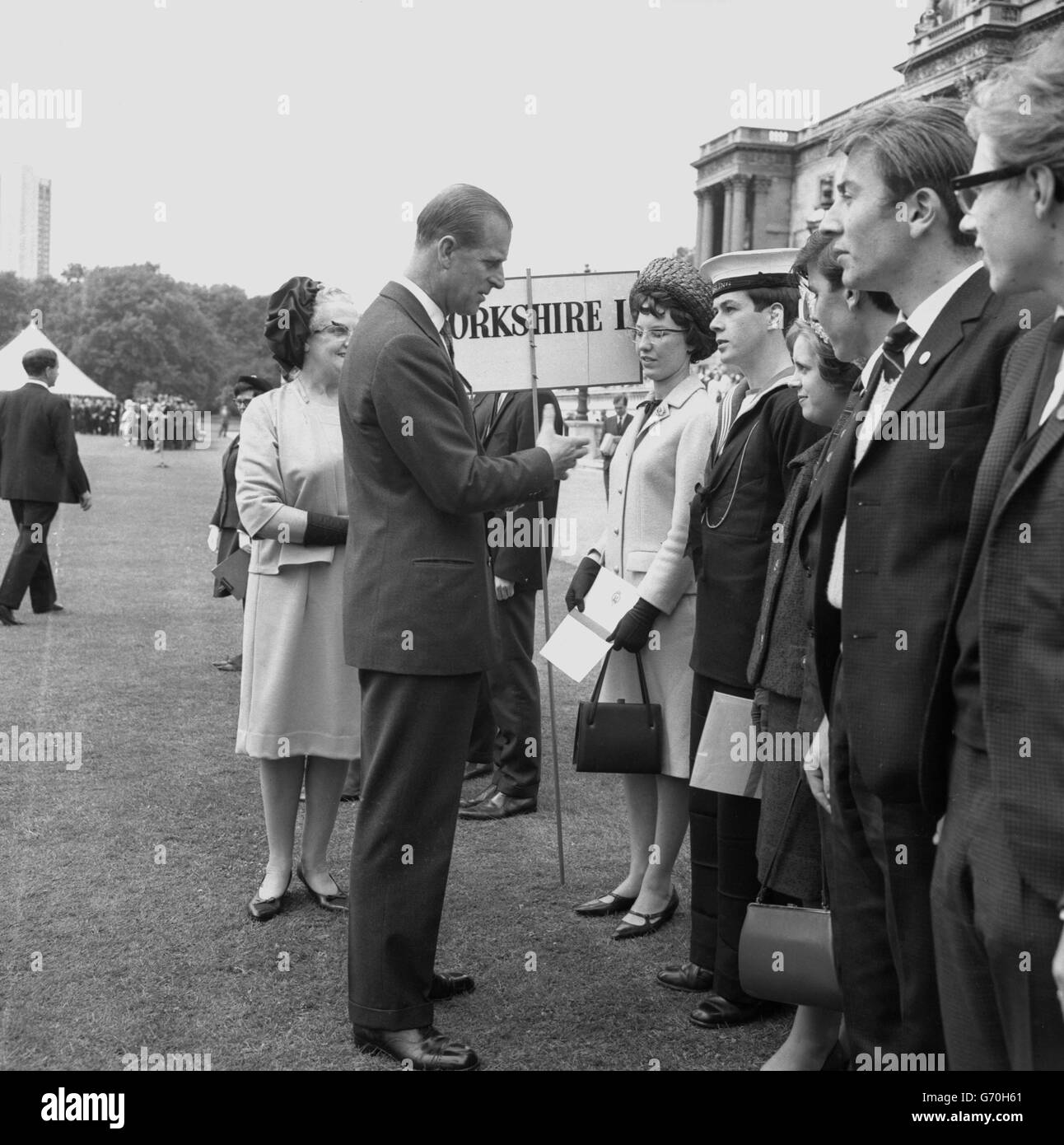 Il Duca di Edimburgo parla con Joseph Murphy e June Messenger al ricevimento del programma Gold Award tenutosi a Buckingham Palace. Giugno, di Walkley, Sheffield, e Joseph è un apprendista di St Helens. Foto Stock