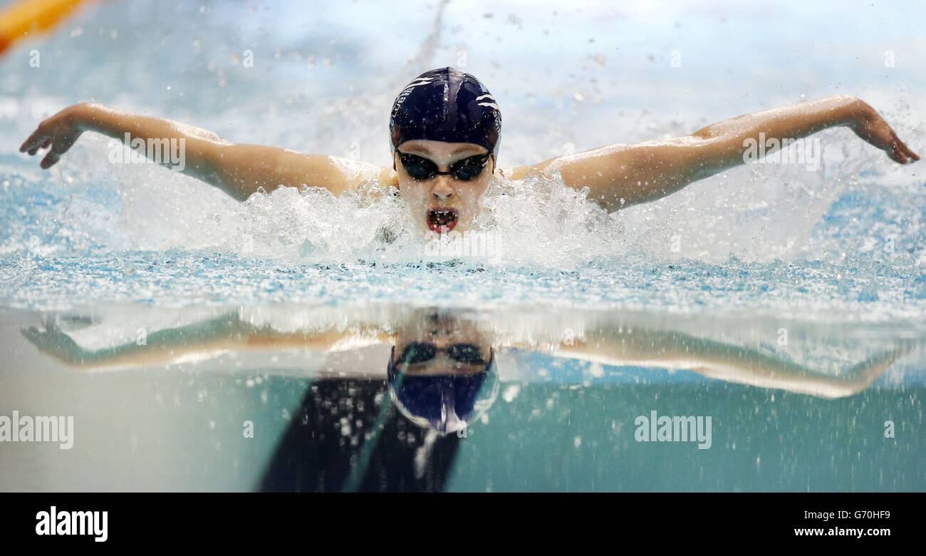 Holly Hibbott compete nella Junior Womans 400m IM durante i Campionati di gas Nuoto Britannici 2014 al Tollcross International Swimming Center di Glasgow. Foto Stock