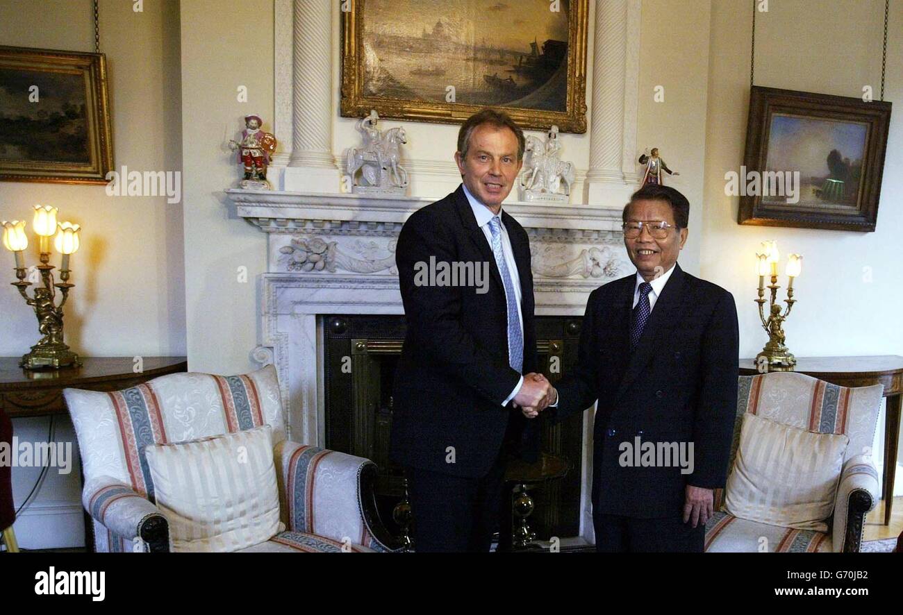 Il primo Ministro Tony Blair scrolla le mani con il Presidente del Vietnam Tran Duc Luong all'interno del 10 Downing Street London. Foto Stock