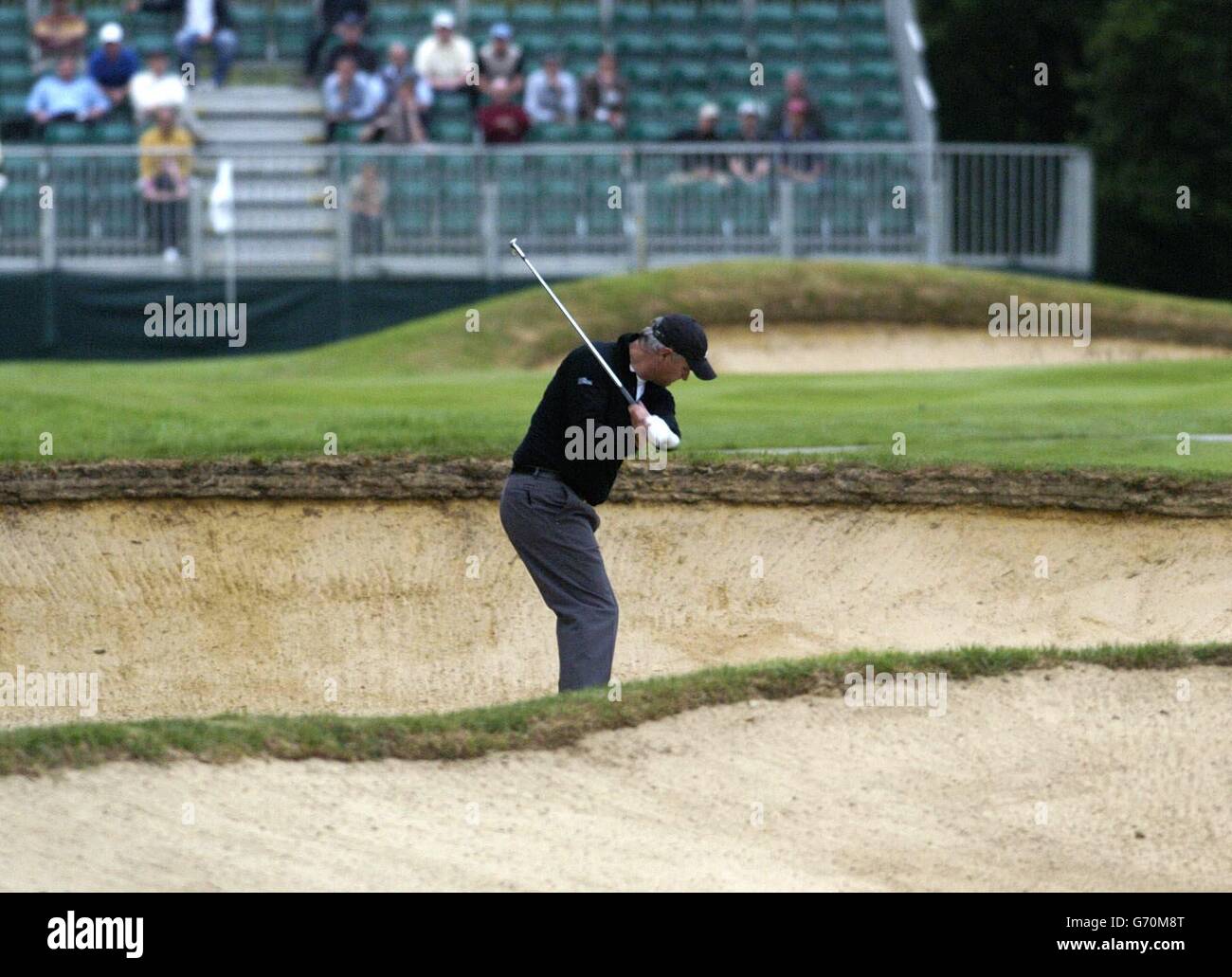 Stephen Dodd del Galles gioca fuori da un bunker fairway sulla 16a buca, durante il secondo round del Volvo PGA Championships al Wentworth Golf Club, Virginia Water, Surrey Foto Stock