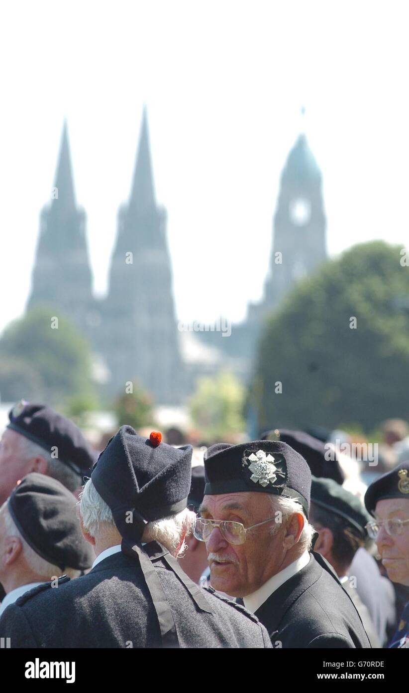 I veterani non identificati della seconda Guerra Mondiale partecipano ad un Servizio del 60° anniversario del D-Day tenutosi al Cimitero di Bayeux in Normandia, nel nord della Francia. Il primo ministro Tony Blair era presente e si è Unito al suo omologo francese Jacques Chirac, a sua Maestà la Regina e a migliaia di veterani della seconda Guerra Mondiale. Foto Stock