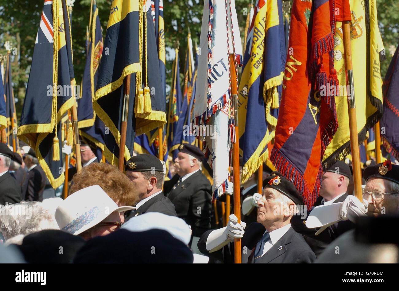 I veterani non identificati del WW II prendono parte ad un Servizio del D-Day del 60° anniversario tenuto al Cimitero di Bayeux in Normandia, nel nord della Francia. Il primo ministro Tony Blair era presente e si è Unito al suo omologo francese Jacques Chirac, alla regina Elisabetta II e a migliaia di veterani della seconda guerra mondiale. Foto Stock
