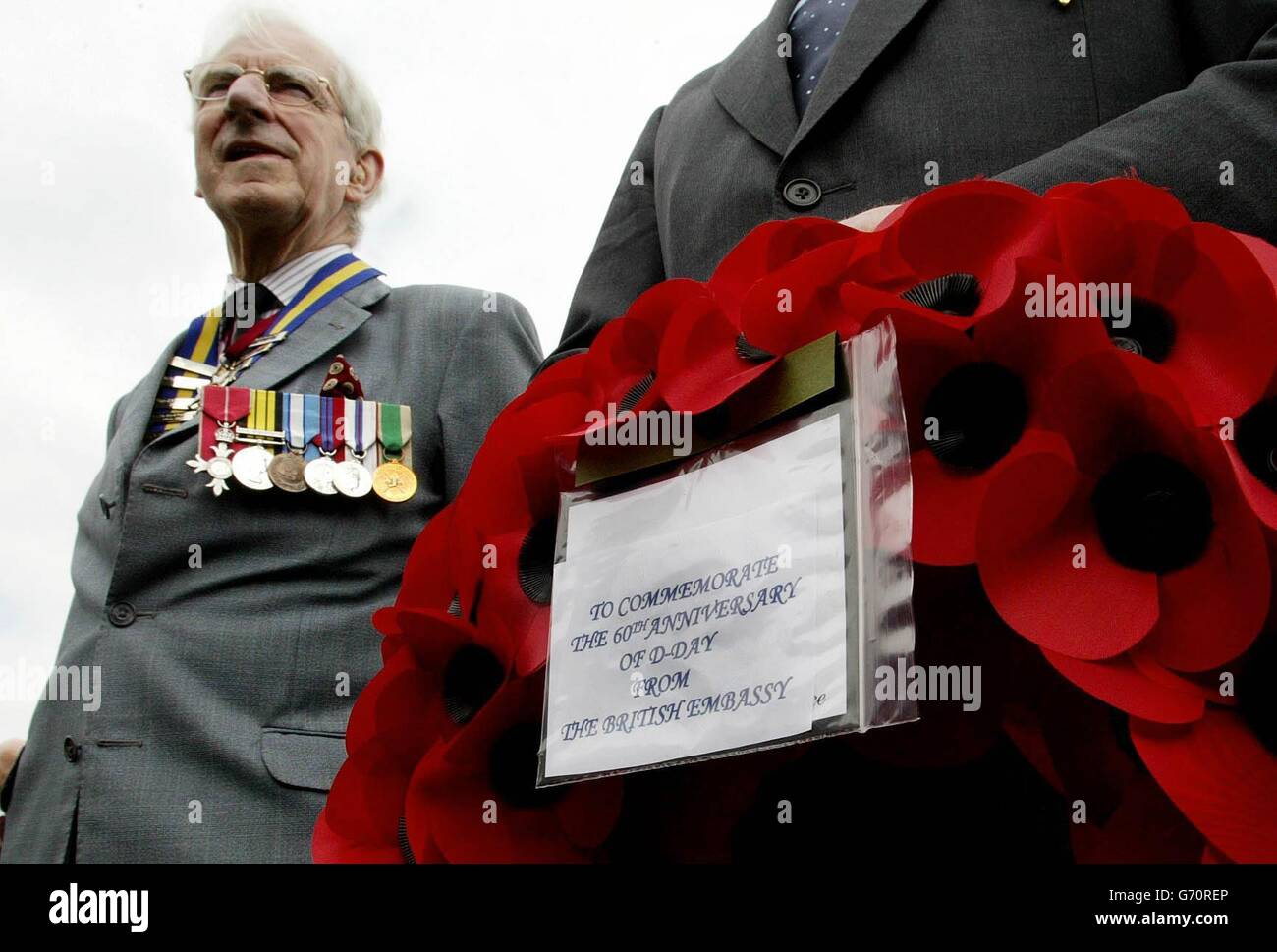 Il generale maggiore David o'Morchoe, ex membro dei Royal Irish Fusiliers e presidente della Royal British Legion nella Repubblica d'Irlanda, si prepara a rendere omaggio ai compagni caduti durante il servizio del D-Day tenutosi presso l'Irish National War Memorial, a Dublino, Irlanda. Foto Stock
