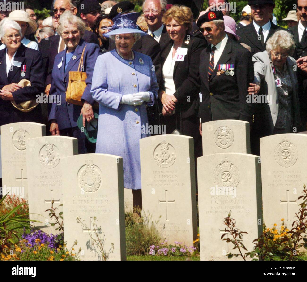 La Regina Elisabetta II della Gran Bretagna parla ai veterani al cimitero delle tombe di guerra del Commonwealth a Bayeux, nel nord-ovest della Francia, dopo aver partecipato ad un servizio lì nel 60° anniversario del D-Day. Foto Stock
