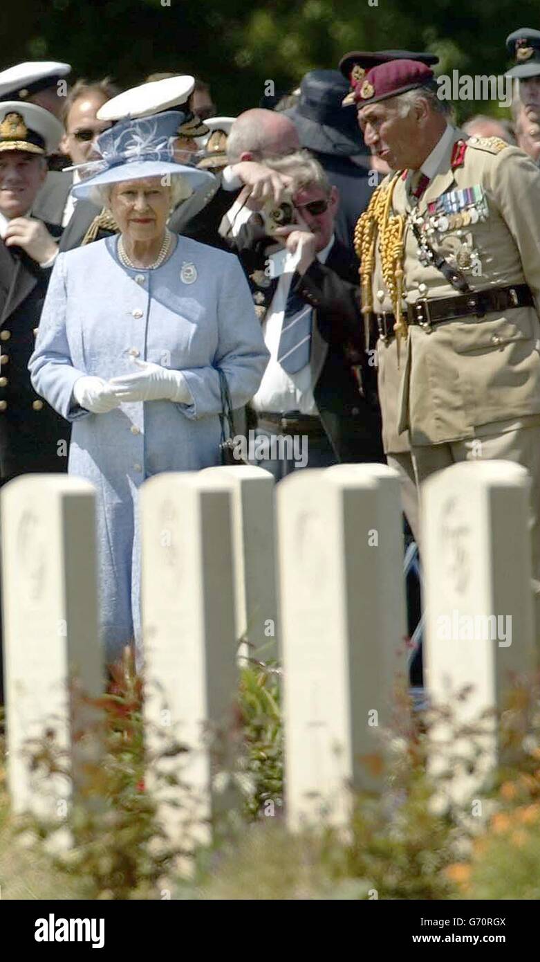 La Regina Elisabetta II della Gran Bretagna e il Generale Sir Mike Jackson guardano verso le lapidi al cimitero delle tombe di guerra del Commonwealth a Bayeux, nel nord-ovest della Francia, dove hanno preso parte ad un servizio il 60° anniversario del D-Day. Foto Stock
