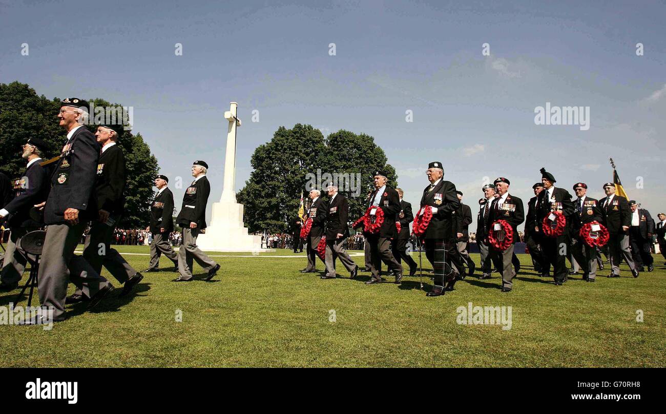 I veterani britannici marciano attraverso il cimitero delle tombe di guerra del Commonwealth a Bayeux, nel nord della Francia. I leader mondiali e migliaia di veterani si sono riuniti per commemorare il 60° anniversario del D-Day in Normandia. Vedere la storia di PA D-DAY Anniversary. Foto Stock