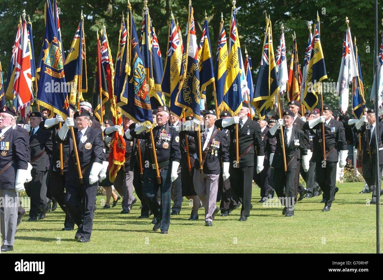 I veterani hanno i loro standard mentre sfilano al cimitero delle tombe di guerra del Commonwealth a Bayeux, nel nord-ovest della Francia, dove si è tenuto un servizio per celebrare il 60° anniversario del D-Day. Foto Stock