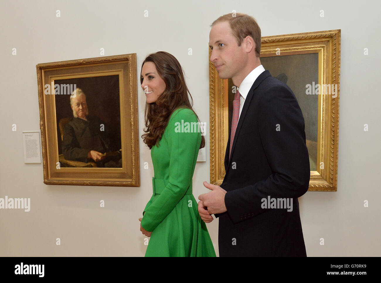 Il Duca e la Duchessa di Cambridge visualizzano le opere d'arte e incontrano diversi ritratti durante una visita alla National Portrait Gallery di Canberra durante il diciottesimo giorno del loro tour ufficiale in Nuova Zelanda e Australia. Foto Stock