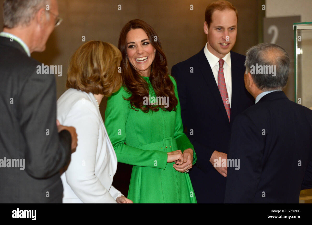 Il Duca e la Duchessa di Cambridge visualizzano le opere d'arte e incontrano diversi ritratti durante una visita alla National Portrait Gallery di Canberra durante il diciottesimo giorno del loro tour ufficiale in Nuova Zelanda e Australia. Foto Stock