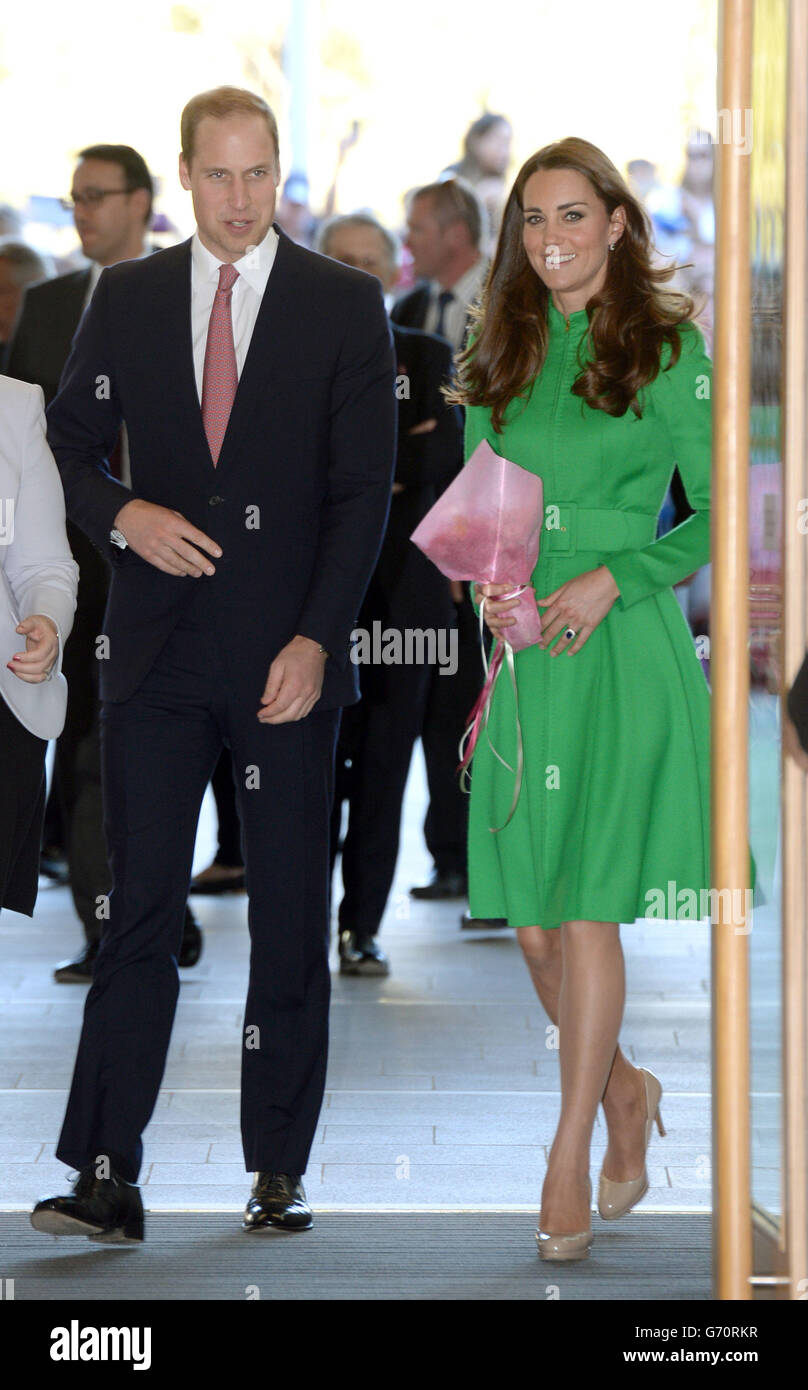 Il Duca e la Duchessa di Cambridge arrivano a visitare la National Portrait Gallery di Canberra durante il diciottesimo giorno del loro tour ufficiale in Nuova Zelanda e Australia. Foto Stock