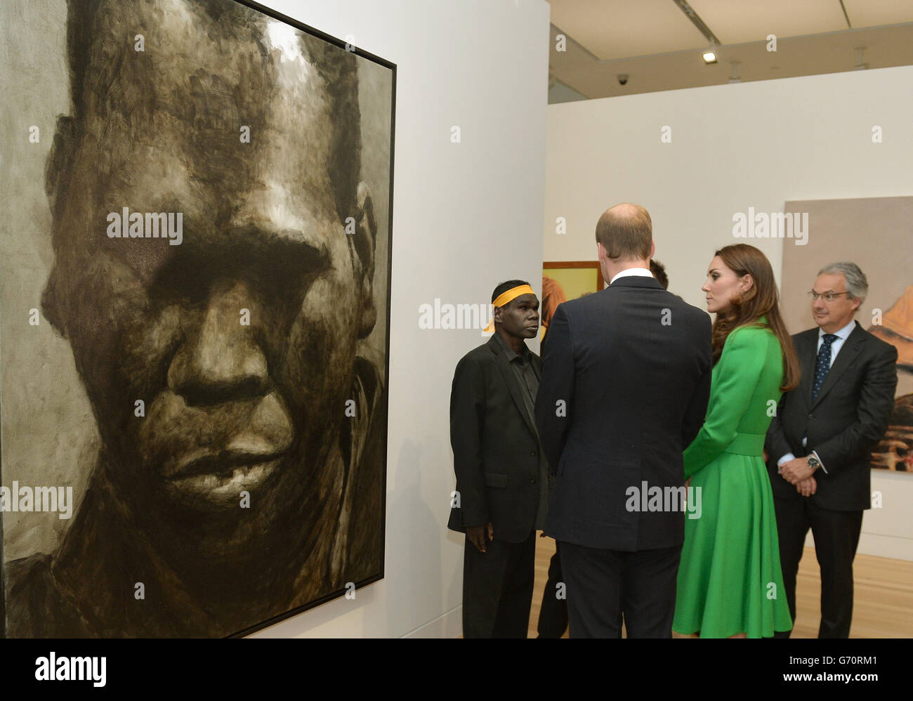 Il Duca e la Duchessa di Cambridge visualizzano le opere d'arte e incontrano diversi ritratti durante una visita alla National Portrait Gallery di Canberra durante il diciottesimo giorno del loro tour ufficiale in Nuova Zelanda e Australia. Foto Stock