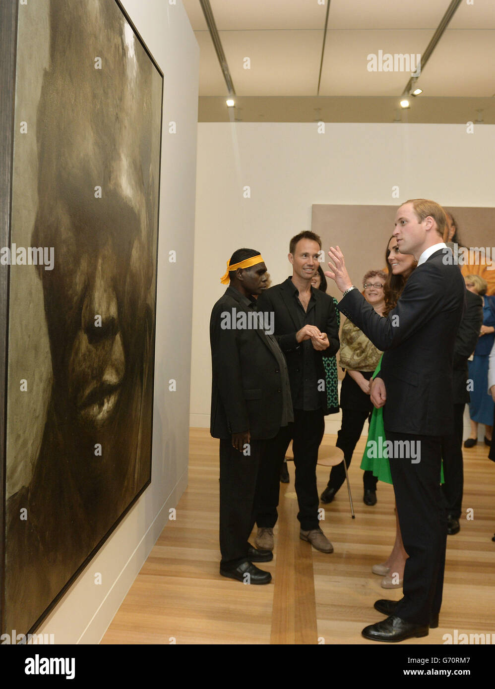 Il Duca e la Duchessa di Cambridge visualizzano le opere d'arte e incontrano diversi ritratti durante una visita alla National Portrait Gallery di Canberra durante il diciottesimo giorno del loro tour ufficiale in Nuova Zelanda e Australia. Foto Stock