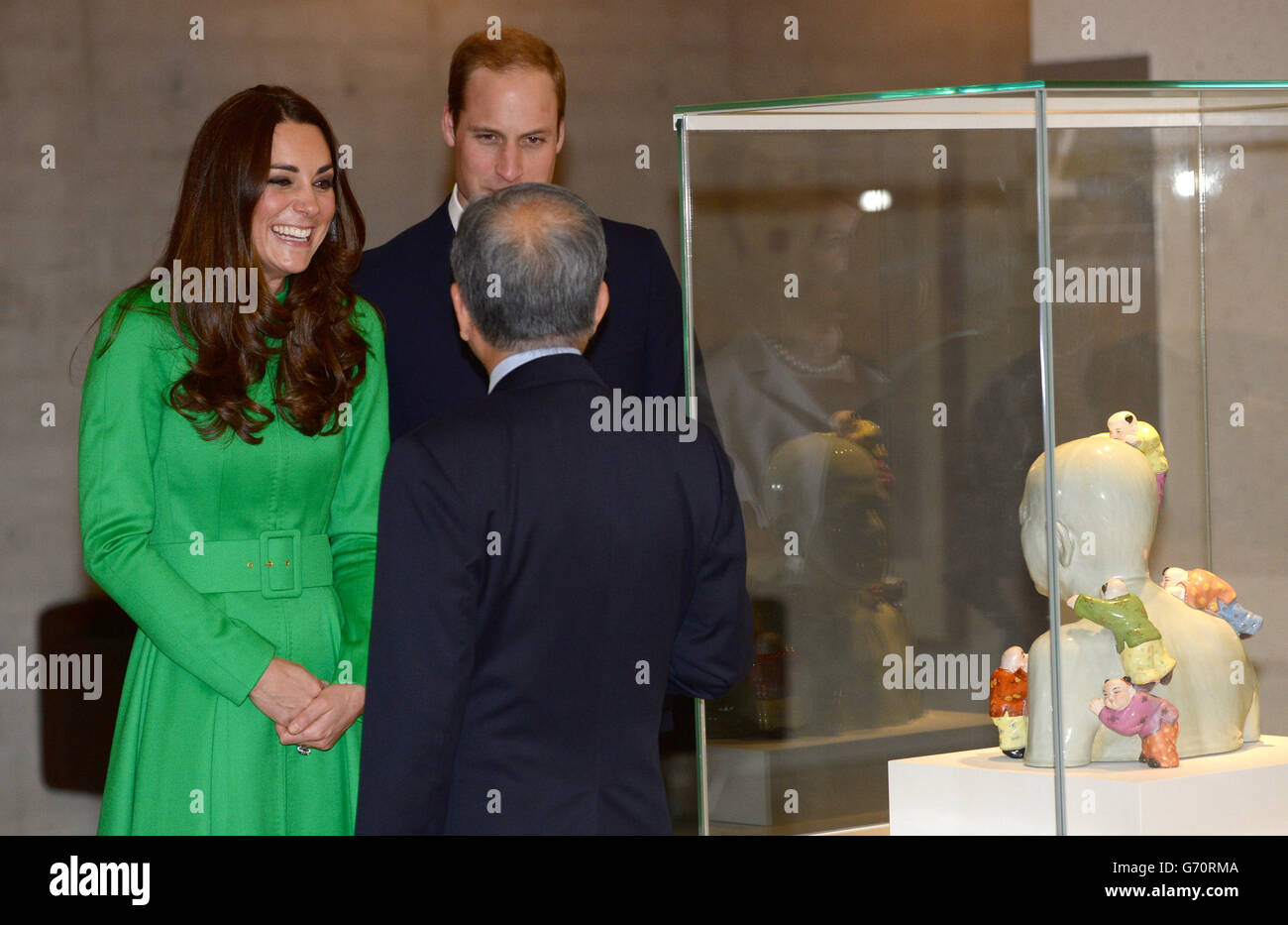 Il Duca e la Duchessa di Cambridge visualizzano le opere d'arte e incontrano diversi ritratti durante una visita alla National Portrait Gallery di Canberra durante il diciottesimo giorno del loro tour ufficiale in Nuova Zelanda e Australia. Foto Stock