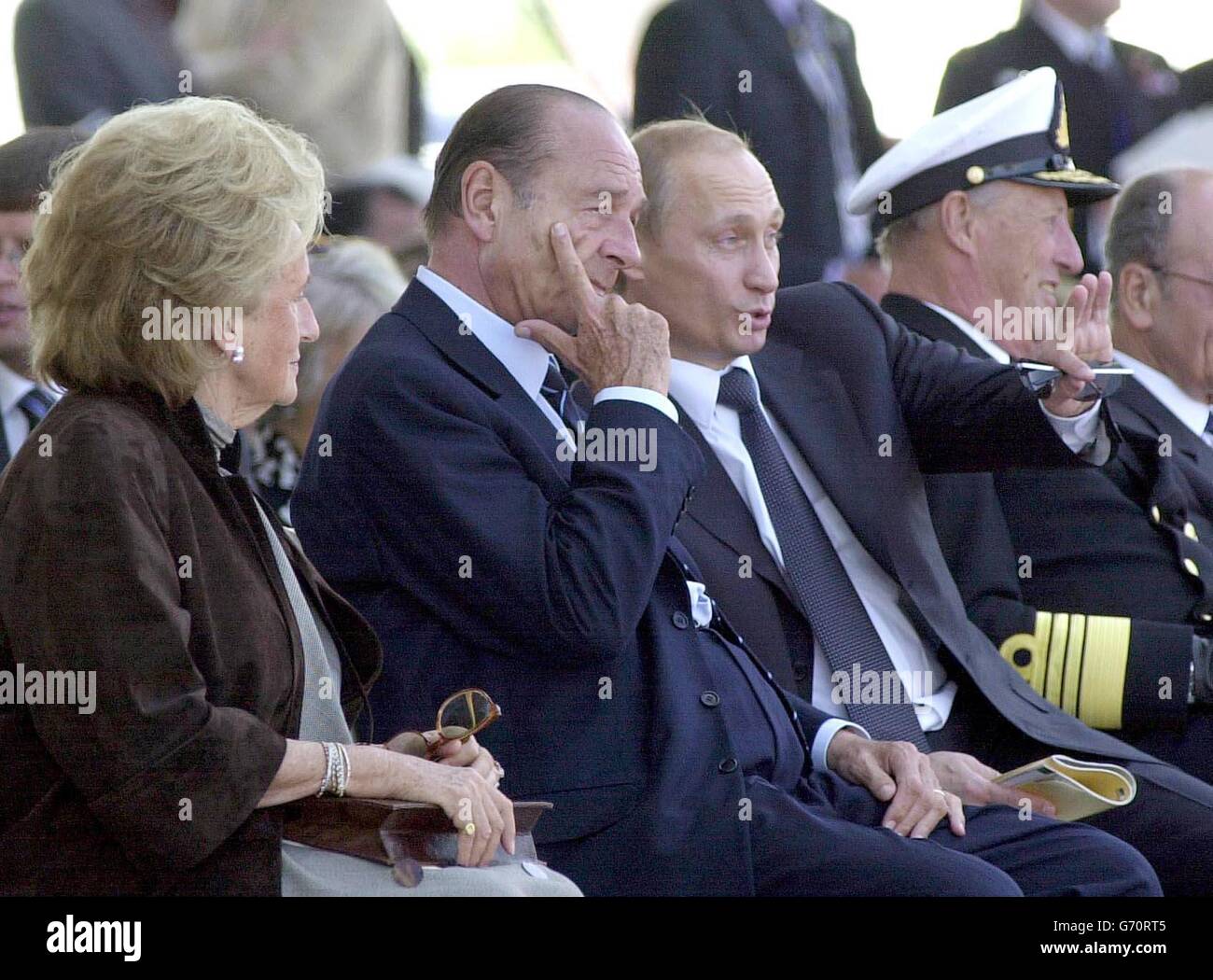 Il presidente francese Jacques Chirac è affiancato dalla moglie Bernadette e dal presidente russo Vladimir Putin durante la cerimonia internazionale ad Arromanches, che celebra il 60° anniversario degli sbarchi in Normandia. Foto Stock