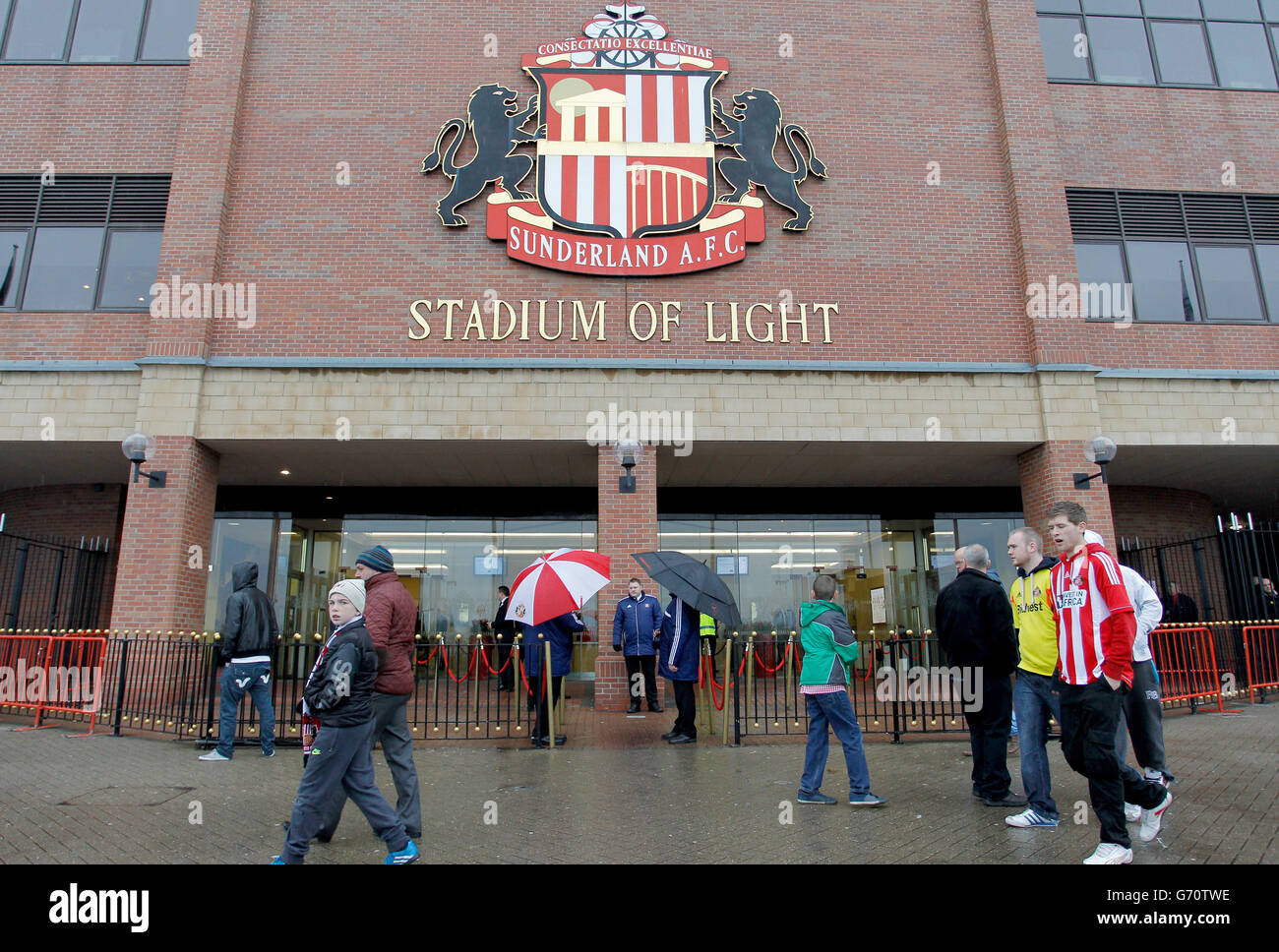 Calcio - Barclays Premier League - Sunderland / Cardiff City - Stadio della luce. Il sostenitore di Sunderland è fuori dallo Stadio delle luci Foto Stock