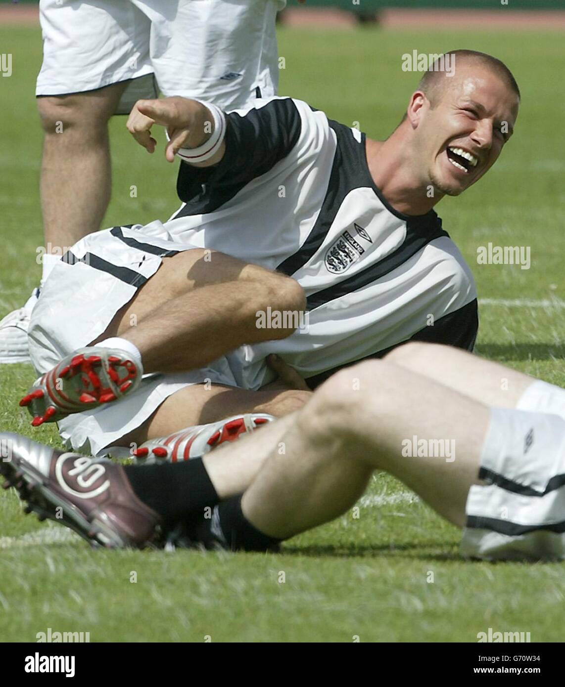 Il capitano inglese David Beckham e Wayne Rooney condividono una battuta durante una sessione di allenamento in Inghilterra a Lisbona, in preparazione alla partita di apertura Euro 2004 contro la Francia questa domenica. Foto Stock