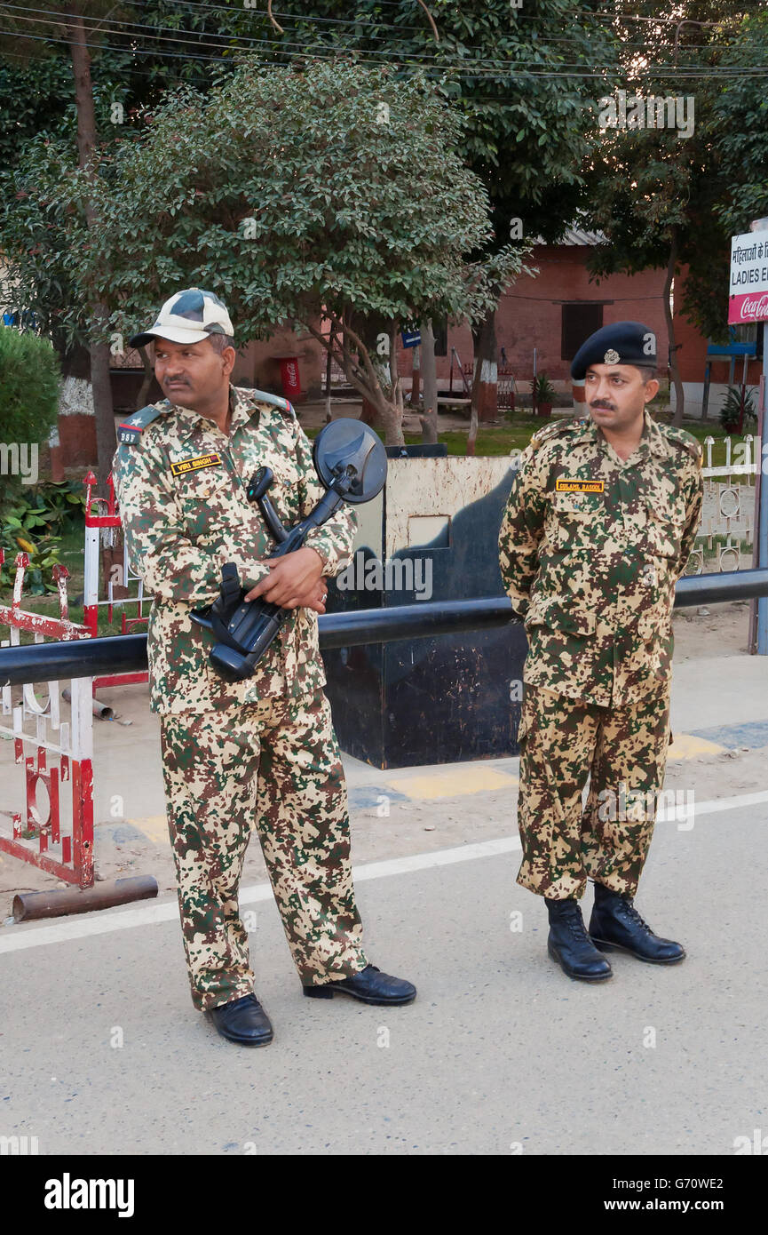 Indiani non identificato le protezioni nell'India-Pakistan Wagah Border Cerimonia di chiusura. Foto Stock