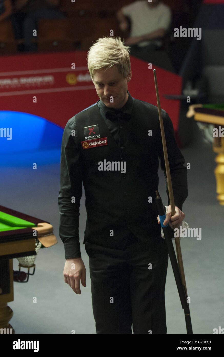 Neil Robertson si vede deposto quando lascia l'arena dopo la prima sessione della sua partita contro Judd Trump durante i Campionati Mondiali di Snooker di Dafabet al Crucible, Sheffield. Foto Stock