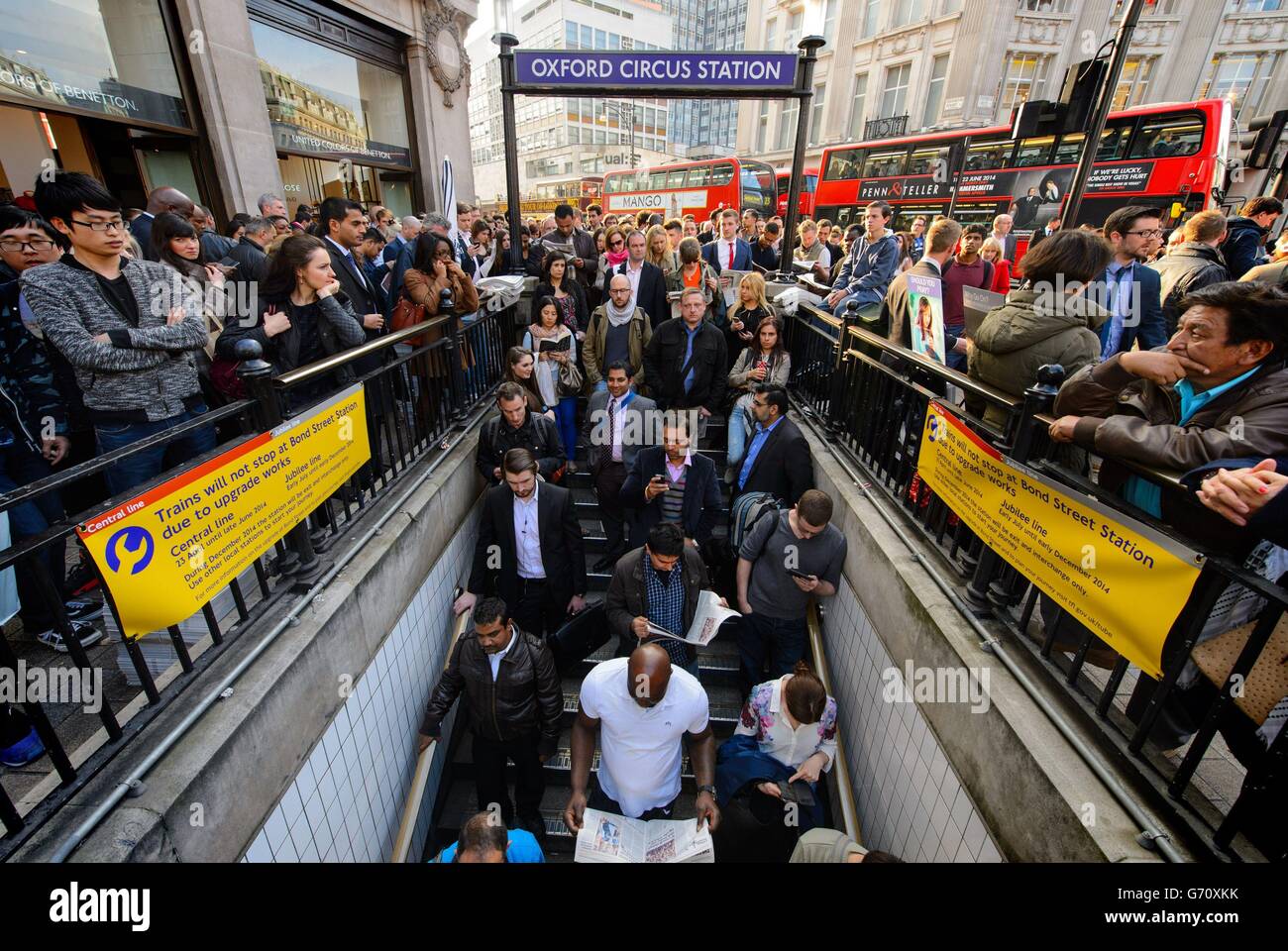 La gente coda fuori dalla stazione metropolitana di Oxford Circus, nel centro di Londra, durante l'ora di punta serale dopo la congestione forzata chiusura della stazione durante lo sciopero di 48 ore da parte dei membri del sindacato RMT. Foto Stock