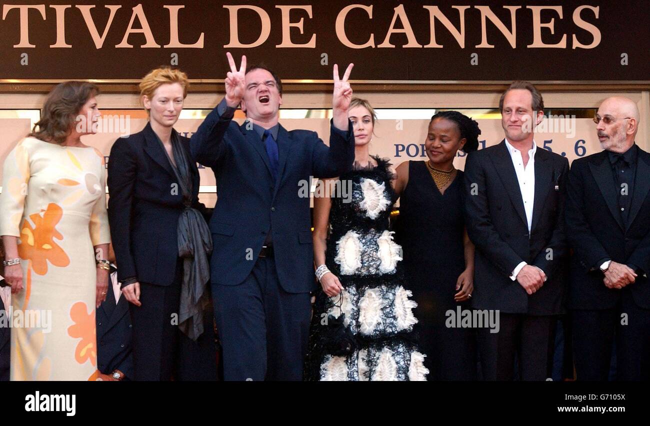Membri della giuria, da sinistra a destra; l'attrice Kathleen Turner, l'attrice Tilda Swinton, il direttore Quentin Tarantino, l'attrice Emmanuelle Beart, Lo scrittore Edwidge Danticat, l'attore belga Benoit Poelvoorde e il regista Jerry Schatzberg arrivano per una proiezione speciale del Fahrenheit 9/11 di Michael Moore nell'ambito del 57° Festival del Cinema di Cannes in Francia. Foto Stock
