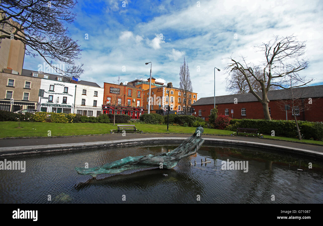 La statua di Anna Livia nel Memorial Park, Dublino, conosciuta localmente come The Floozie. Foto Stock