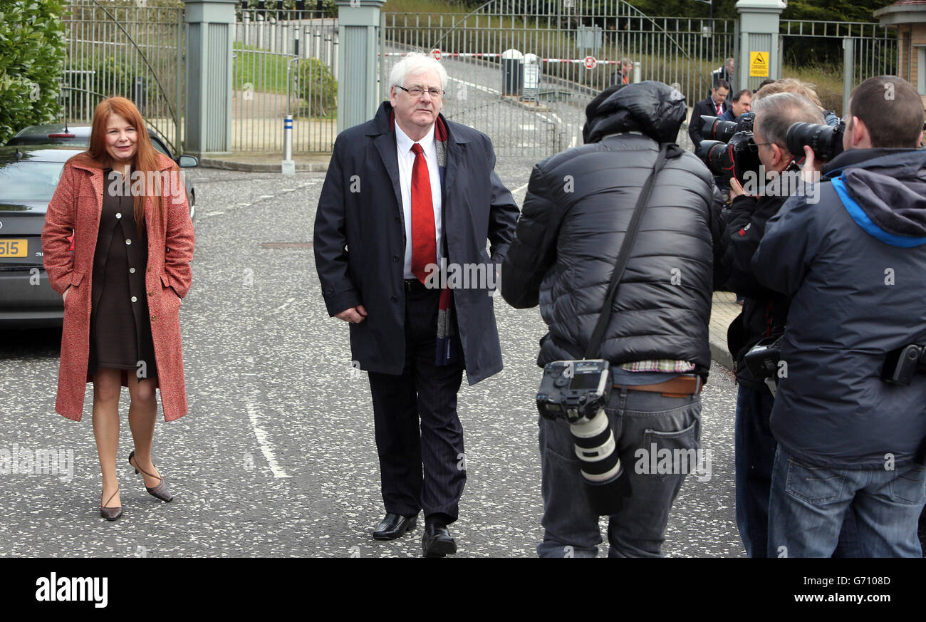 Michael Gallagher, che ha perso il figlio Aidan nell'attacco bomba di Omagh, con la figlia Kat, fuori dal tribunale di Dungannon. Foto Stock