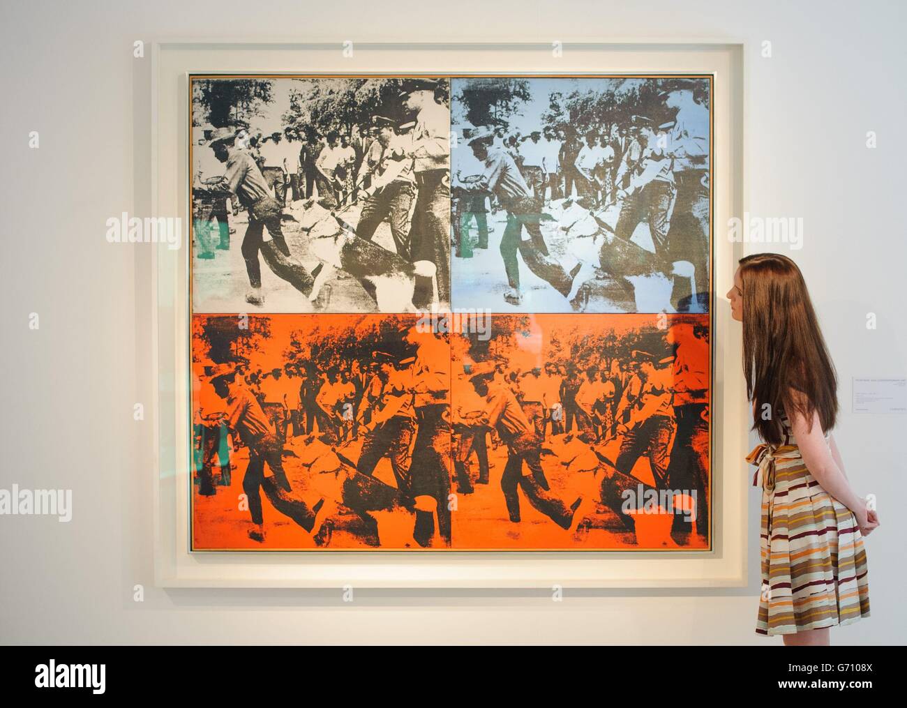 Un visitatore vede 'Race Riot' di Andy Warhol, che si prevede di recuperare circa 50 milioni di dollari come parte della vendita di Christie's Post-War e Arte Contemporanea a New York il 12 e 13 2014 maggio. Foto Stock