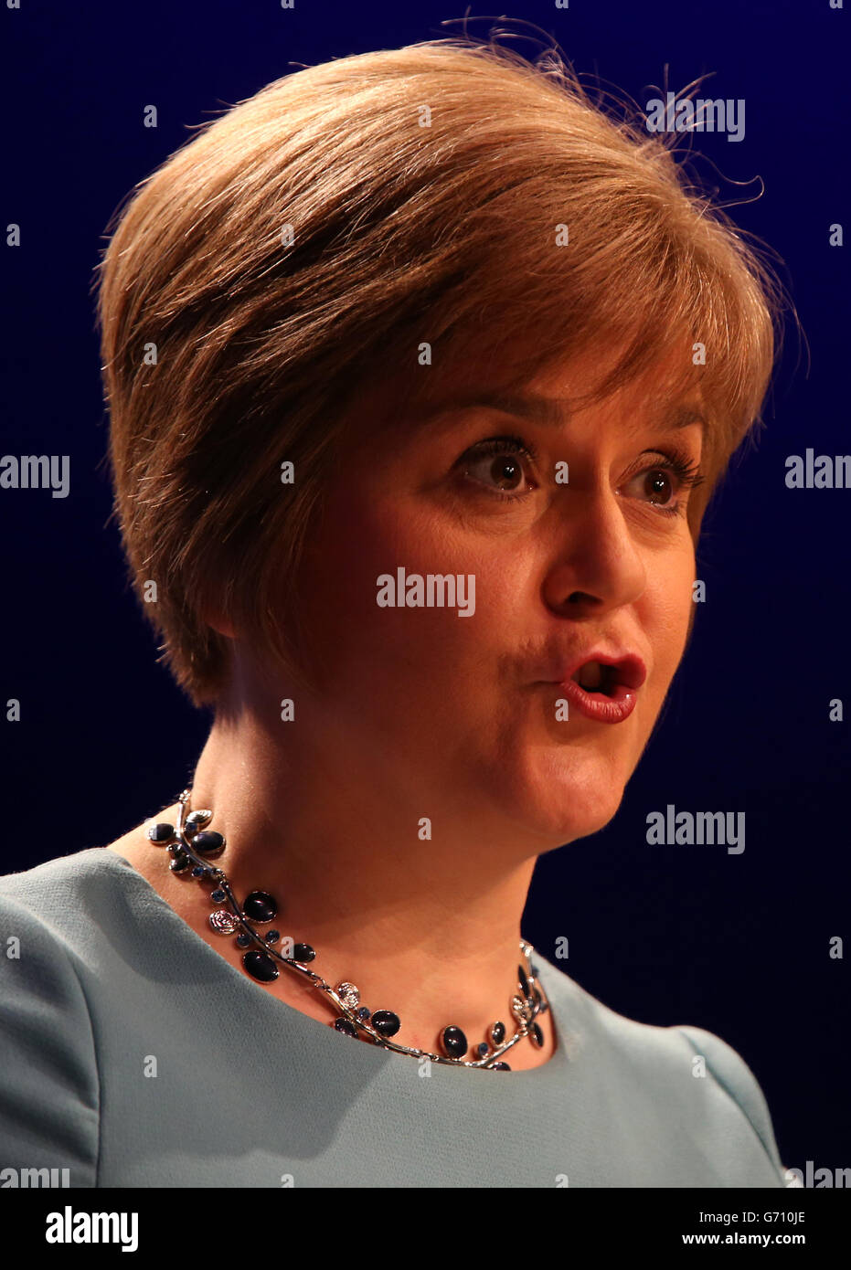 Il Vice primo Ministro Nicola Sturgeon ha pronunciato il suo discorso alla Conferenza di primavera della SNP ad Aberdeen. PREMERE ASSOCIAZIONE foto. Data immagine: Venerdì 11 aprile 2014. Vedi PA storia POLITICA SNP. Il credito fotografico dovrebbe essere: Andrew Milligan/PA Wire Foto Stock