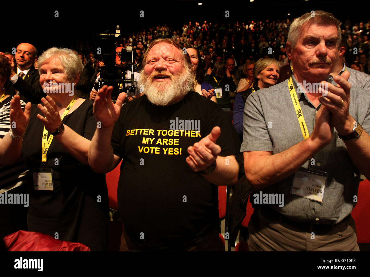 I delegati plaudono al discorso del Vice primo Ministro Nicola Sturgeon alla Conferenza di primavera della SNP ad Aberdeen. PREMERE ASSOCIAZIONE foto. Data immagine: Venerdì 11 aprile 2014. Vedi PA storia POLITICA SNP. Il credito fotografico dovrebbe essere: Andrew Milligan/PA Wire Foto Stock