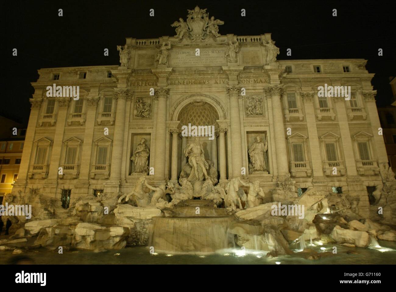 La Fontana di Trevi a Roma. Da Via del Tritone la Via della Stamperia conduce alla Fontana di Trevi, la più famosa e spettacolare fontana di Roma, resa ancora più famosa dalla notte di Anita Ekberg nel film di Federico Fellini "la dolce vita". La fontana è la parte terminale dell'acquedotto Vergino costruito da Agrippa, generale di Augusto, nel 19 a.C. per portare a Roma l'acqua proveniente dalle sorgenti del Salone, a 19 km. La grande fontana barocca vista oggi è stata creata dall'artista Nicola Salvi, che la creò tra il 1732 e il 1762. Foto Stock