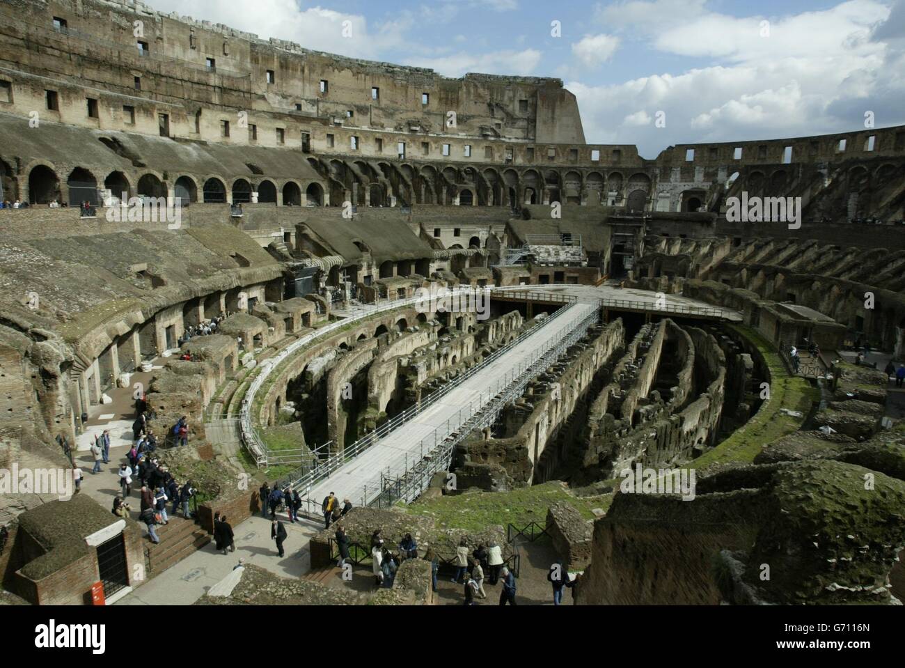 Il Colosseo fu costruito durante il regno dell'imperatore Vespasiano nel sec. a.C. e fu dedicato nel 80 d.C. dal figlio Tito. Il nome popolare del Colosseo ebbe luogo perché l'immenso stadio ovale si trovava accanto ad una colossale statua di Nerone. Il nome originale di questa antica arena sportiva romana, la più grande del suo genere, è l'Amphitheatrum Flavium. Oltre 160 metri di altezza con ottanta ingressi, il Colosseo poteva ospitare fino a 50,000 spettatori. Al Colosseo si tennero eventi pubblici come lotte di gladiatori, battaglie navali fittizie e cacciate di animali selvatici. Durante i combattimenti in scena fino a 10,000 Foto Stock