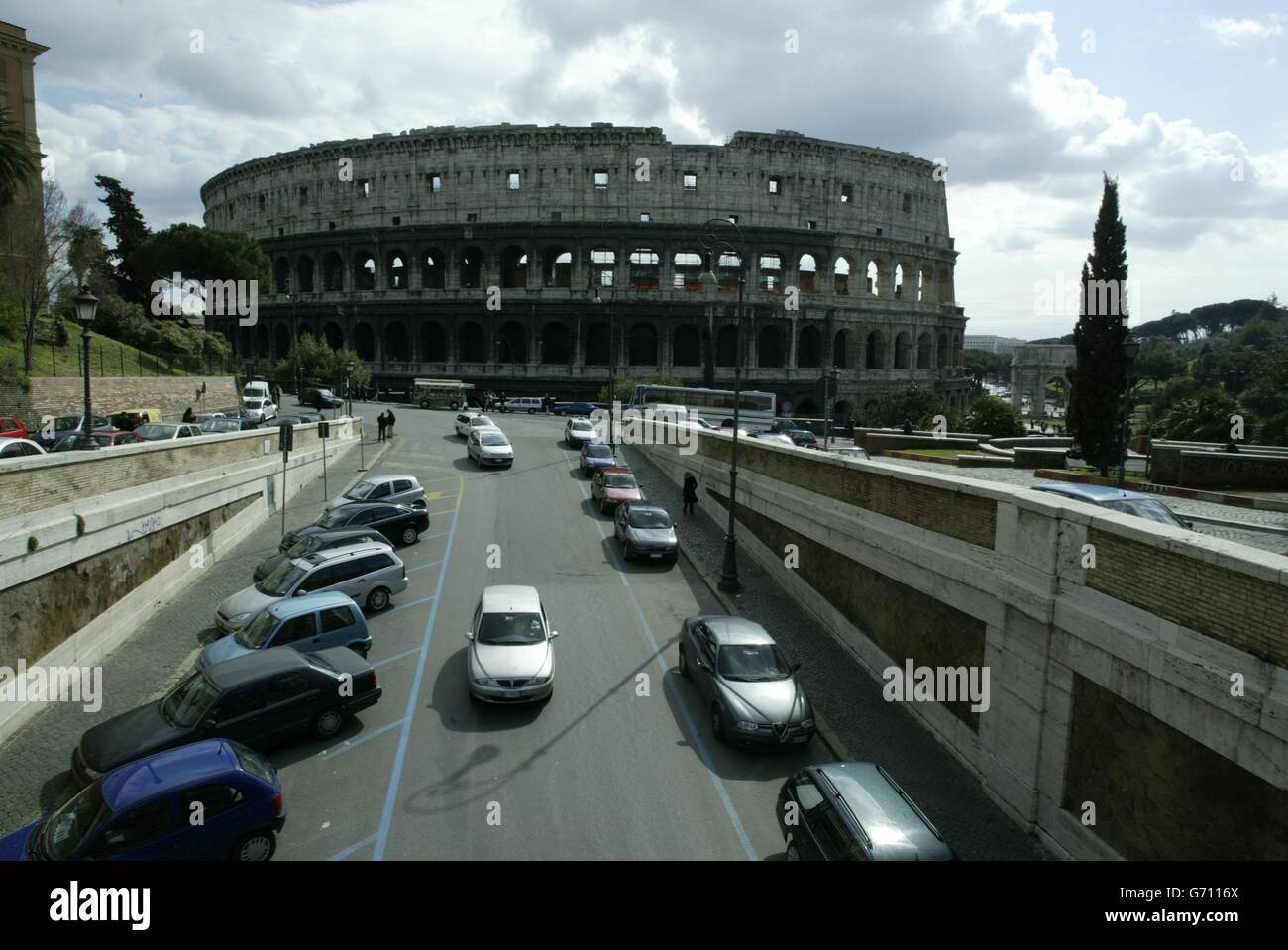 Il Colosseo fu costruito durante il regno dell'Imperatore Vespasiano nel 80 d.C. e dedicato nel 1800 d.C. dal figlio Tito. Il nome popolare del Coliseum è venuto circa perché lo stadio ovale immenso era situato vicino ad una statua colossale di Nerone. Il nome originale di questa antica arena sportiva romana, la più grande arena del suo genere, è l'Anphitheatrum Flavium. Foto Stock