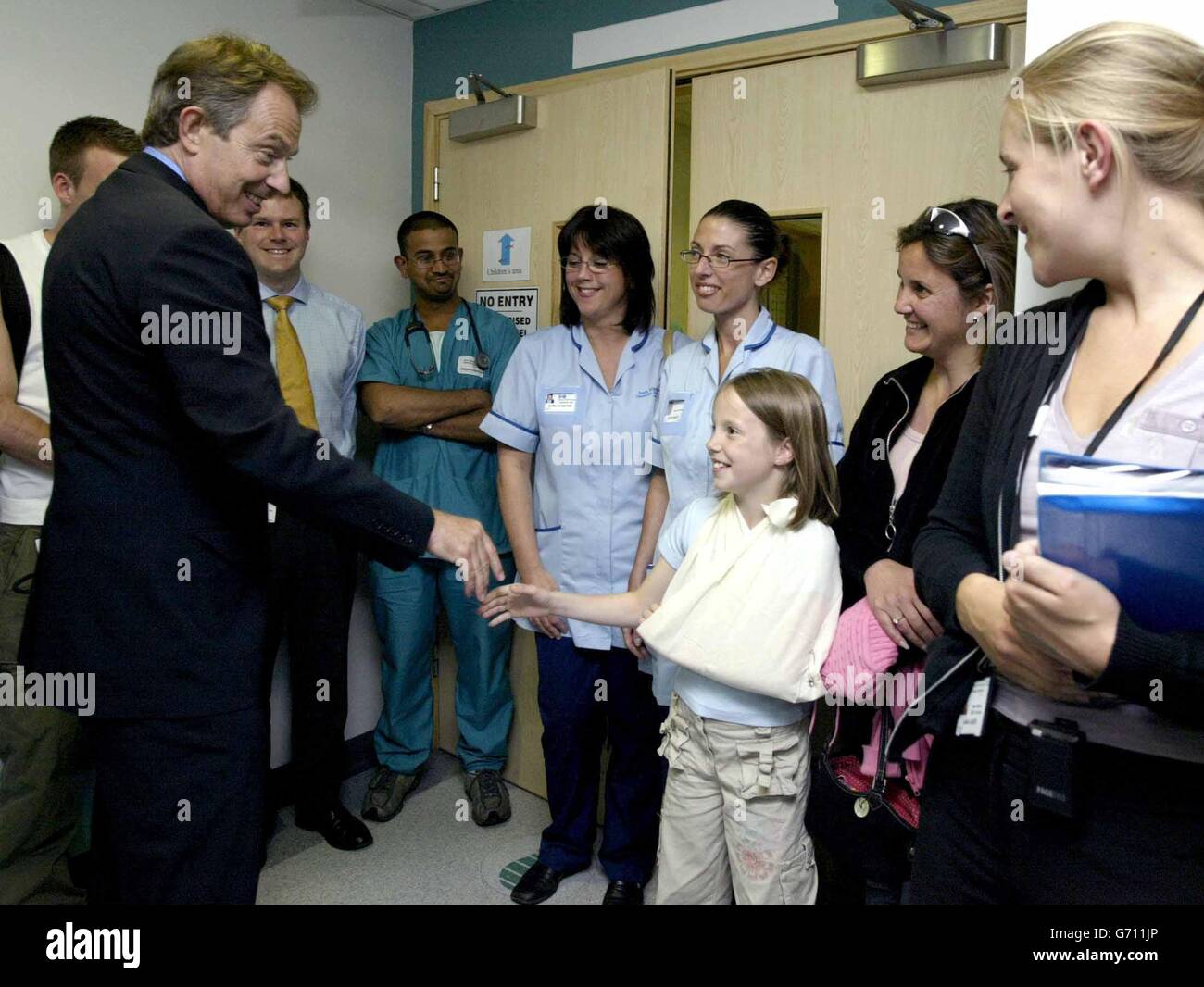 Il primo Ministro Tony Blair incontra Verity Curbishley (3° a destra) di 11 anni durante la visita al Wythenshaw Hospital di Manchester. L'unità decisionale clinico è stata ufficialmente aperta dal signor Blair durante una visita in ospedale. Foto Stock