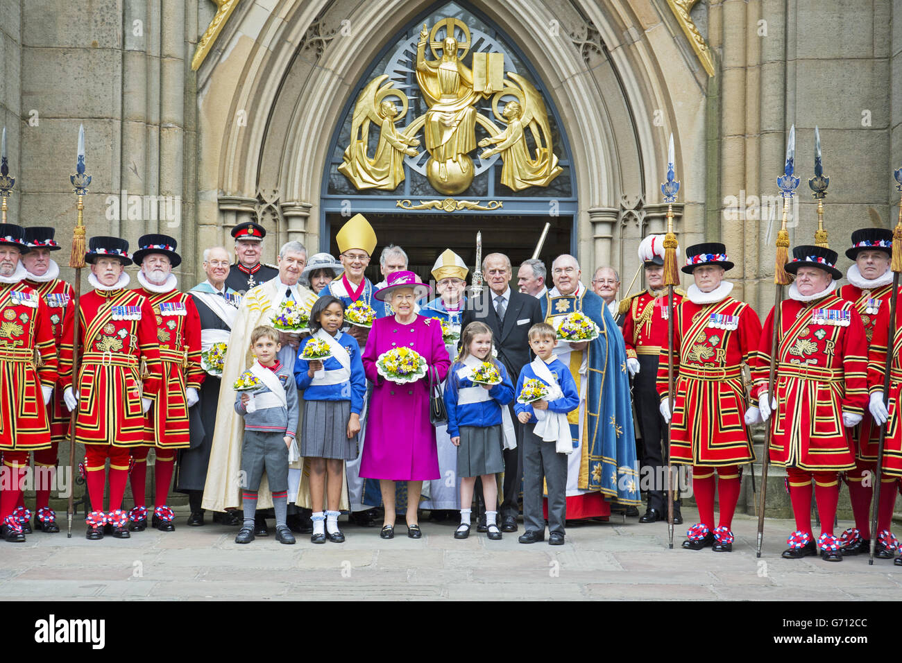 La regina Elisabetta II e il duca di Edimburgo fuori dalla cattedrale di Blackburn nel Lancashire dopo aver partecipato al tradizionale servizio di Royal Maundy Thursday. Foto Stock