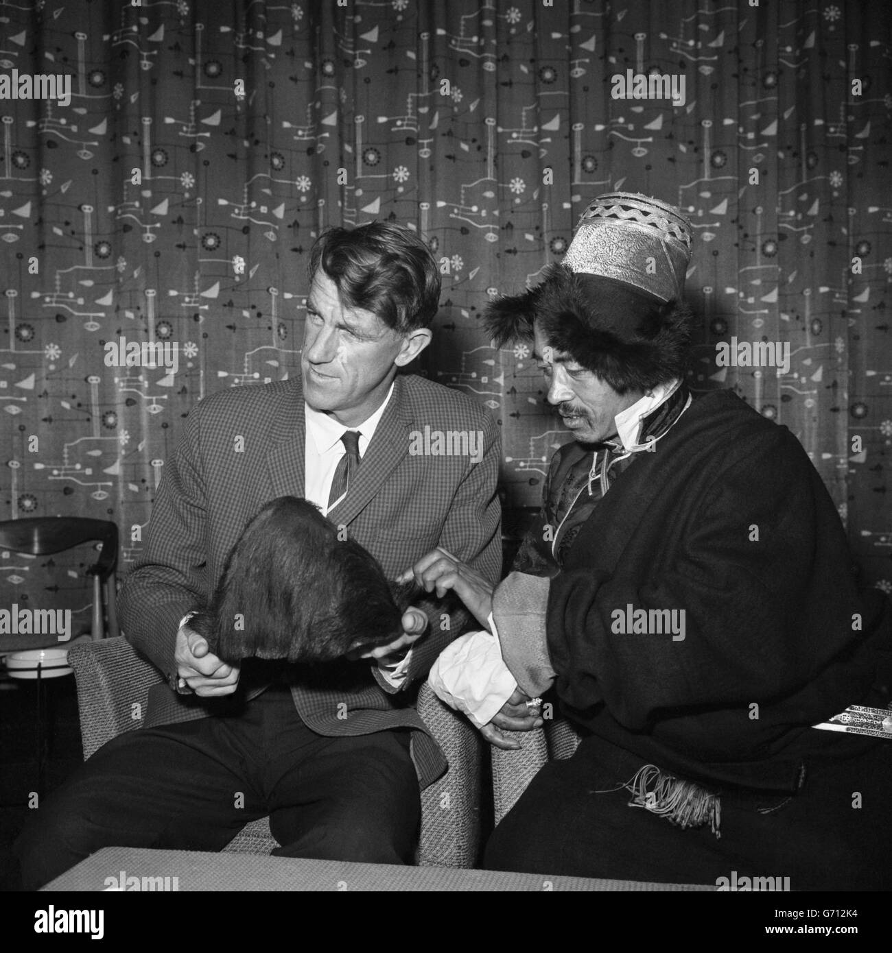 News - presunto Yeti Cuoio capelluto - Sir Edmund Hillary e Khumbo Chumbi - Aeroporto di Londra Foto Stock